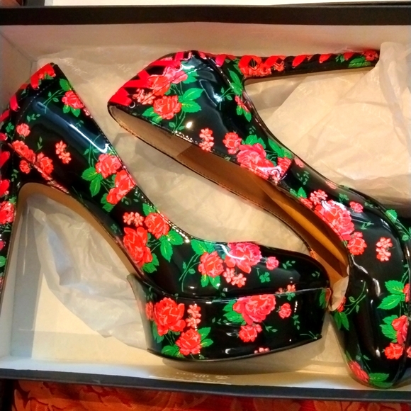 Betsey Johnson Shoes - Betsey Johnson Black Floral Patent Platform Pumps